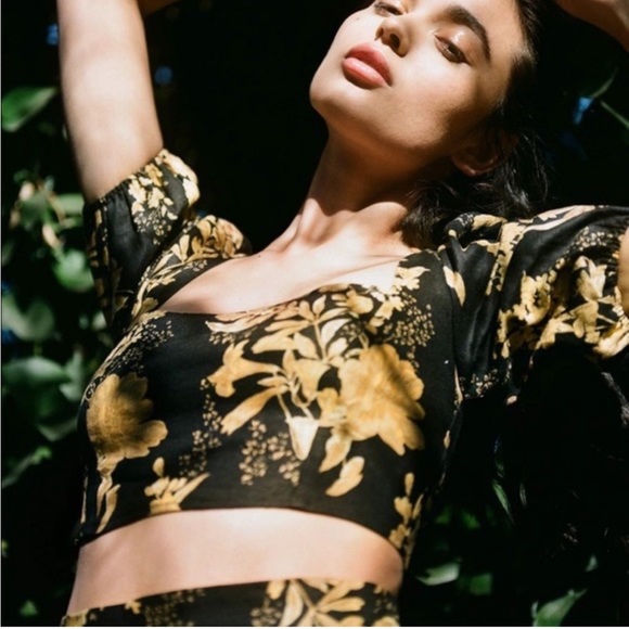 Reformation Yucca Linen Top in Carmen Gold - Picture 4 of 7